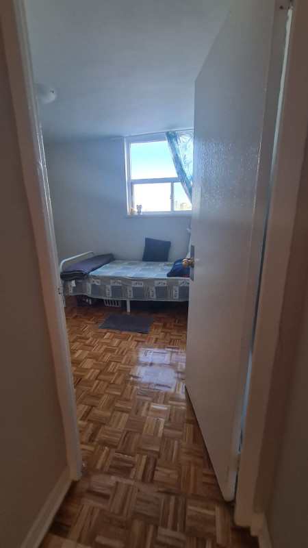 Rental: Private room(unfurnished) in a 2 Bed/1 bath apartment in Room Rentals & Roommates in City of Toronto - Image 2