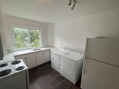 À LOUER - Grand et beau 3 1/2 à Shawinigan disponible dès maintenant. Situé au 3ème étage d'un immeu...