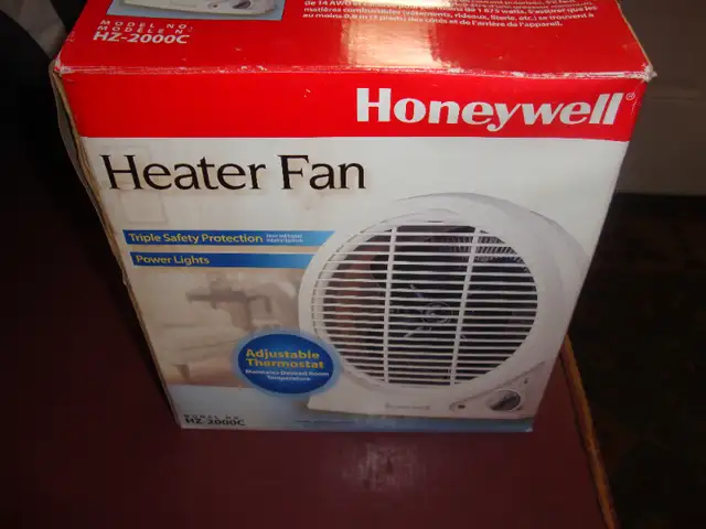 2 SMALL PORTABLE ELECTRIC HEATERS in Heaters, Humidifiers & Dehumidifiers in Norfolk County - Image 2