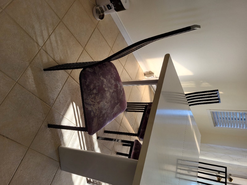 Table de cuisine en mélanine stratifié blanche avec 6 chaises