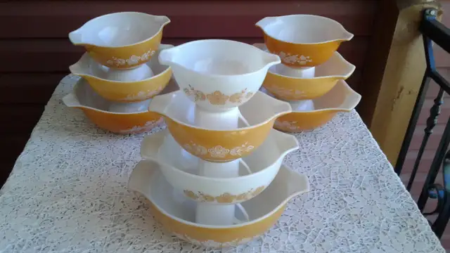 Vintage Pyrex Cinderella Mixing Bowls In Classic Butterfly Gold in Kitchen & Dining Wares in New Glasgow - Image 2