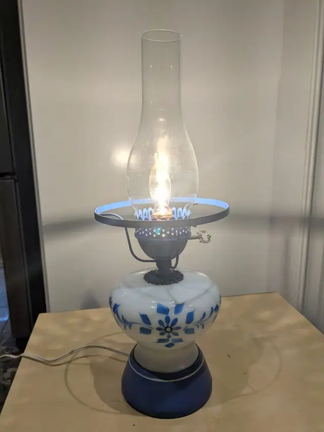 Vintage Electric Hurricane Lamp – Works Great! in Indoor Lighting & Fans in City of Toronto - Image 2