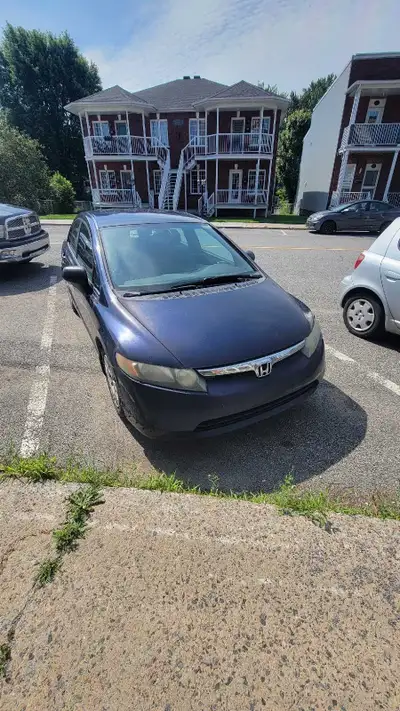 Honda Civic 2006 139 000 km avec un bon état général pour l'âge de la voiture. La clim n'est pas fon...