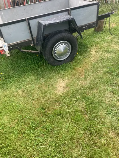 remorque utilitaire avec 4 crochet ancrage et 2 chaine de securiter et lumiere arriere, et enregistr...