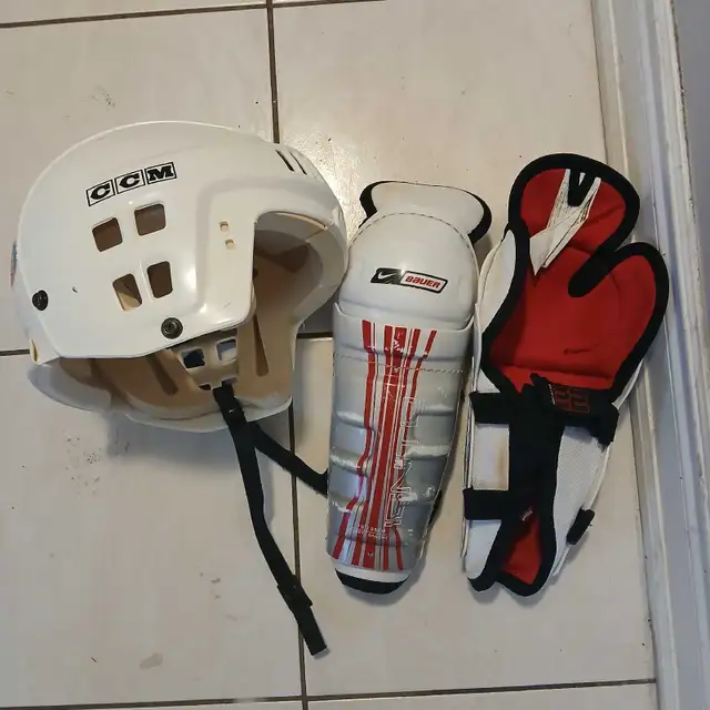 Hockey Equipment Youth size in Hockey in City of Toronto - Image 2