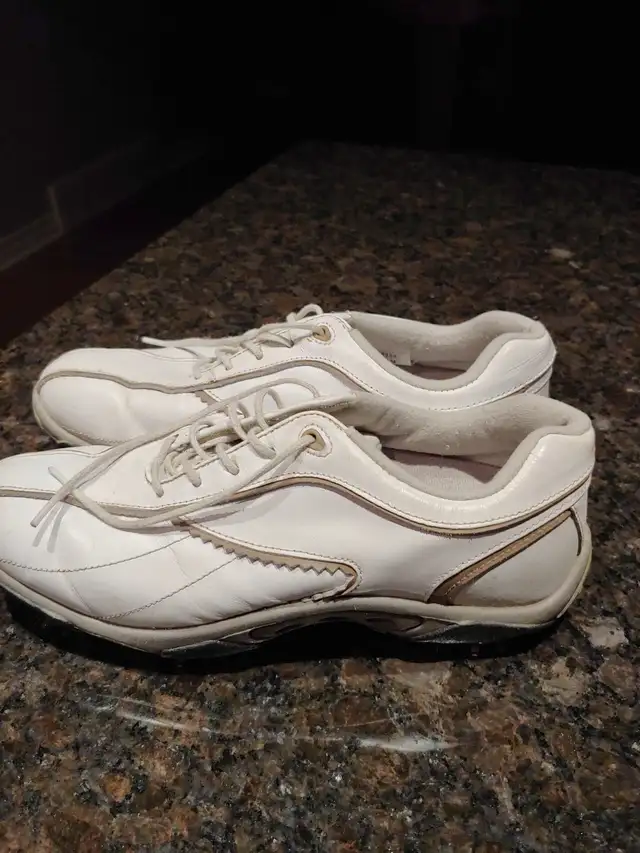 Woman's Golf Shoes in Golf in Ottawa - Image 2