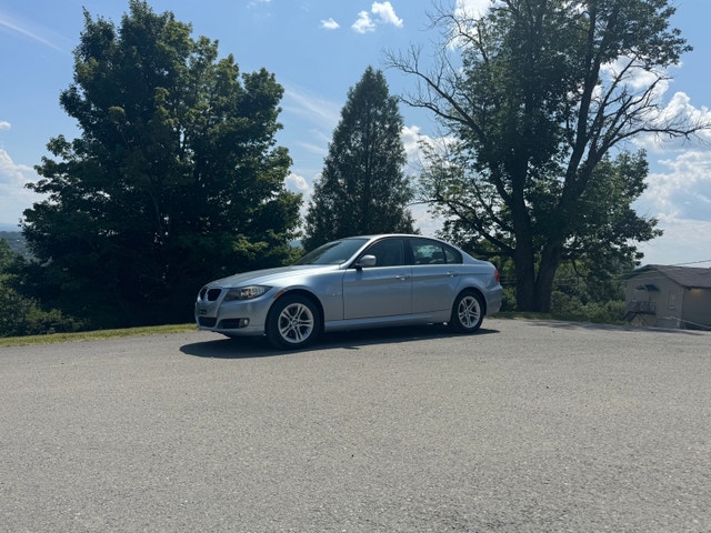 2009 BMW 323i — photo 2