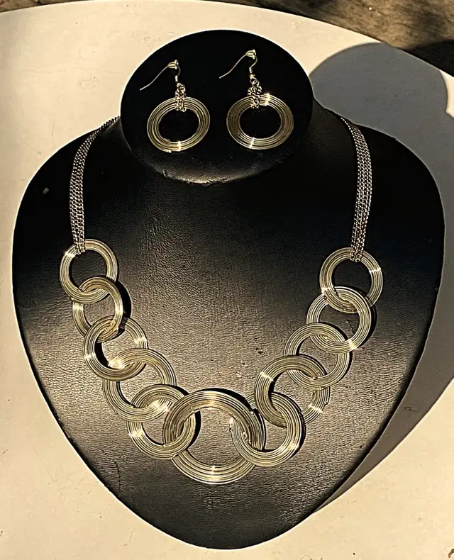 VINTAGE ESTATE GOLD TONE-BRASS WIRE NECKLACE AND EARRINGS SET in Jewellery & Watches in Markham / York Region - Image 2