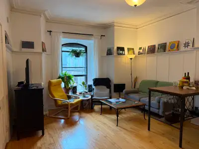 Cosy two-bedroom McGill Ghetto apartment in a Victorian house. Situated on Aylmer between Milton and...