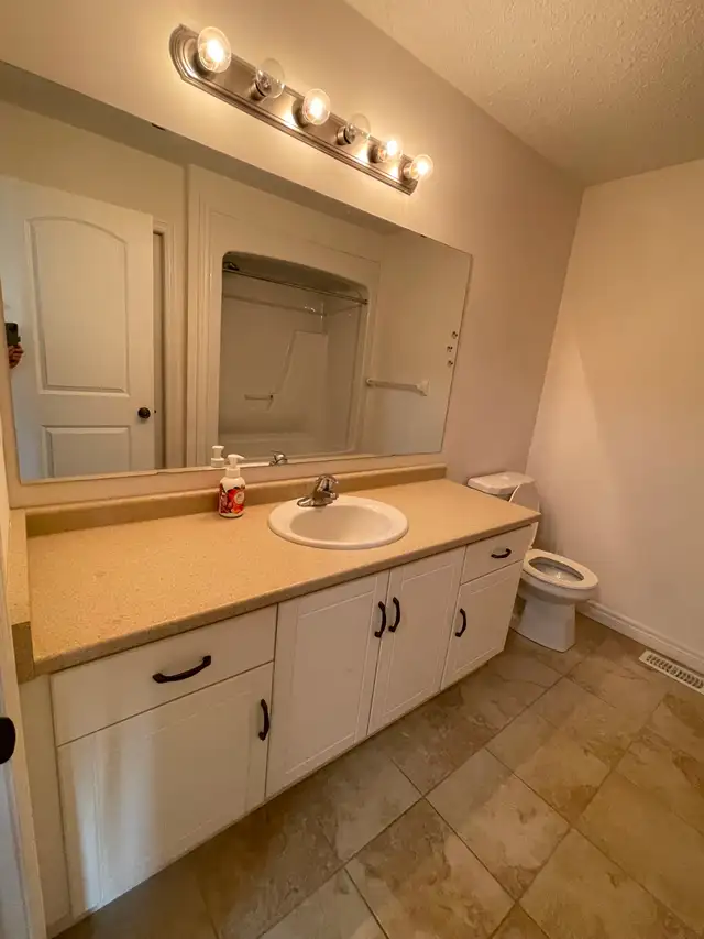 South-end 4-bedroom Townhouse with Bright Walk-Out Basement in Long Term Rentals in Guelph - Image 5