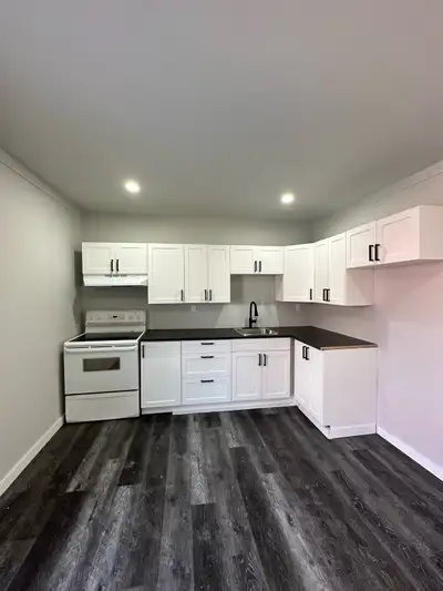 2 bedroom upstairs unit for rent. Located in Leamington Ontario. Available Feb 1. Contact for more d...