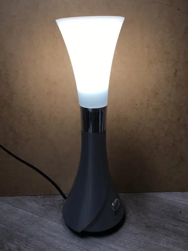 Desk lamp in Indoor Lighting & Fans in City of Montréal - Image 10