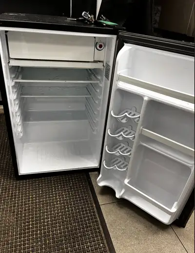 Bar fridge approx. 20"Wx18"Dx32"H temperature runs a bit high but good for drinks etc. Pickup as is,...