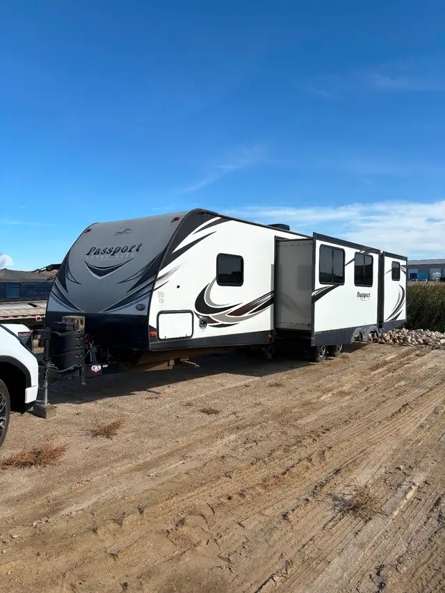 2017 passport 3320bh grand touring camper in Travel Trailers & Campers in Regina - Image 3