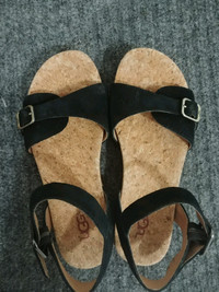 women's uggs Mae sandal (size 5.5)