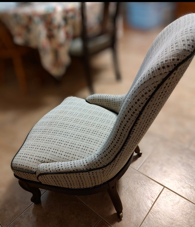 Vintage Decorative Chair in Chairs & Recliners in City of Toronto - Image 4