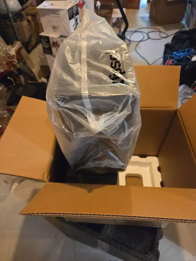 Klipsch R41M 50-Watt Bookshelf Speaker in Speakers in Markham / York Region - Image 6