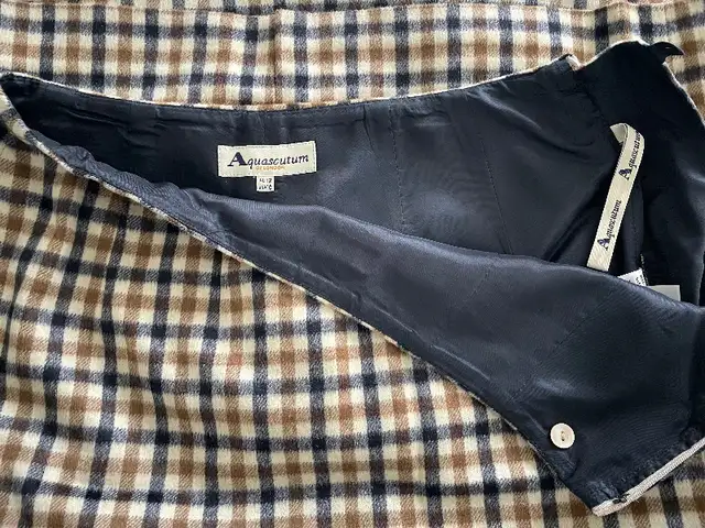 Woman’s Skirt -Aquascutum in Women's - Bottoms in City of Toronto - Image 4