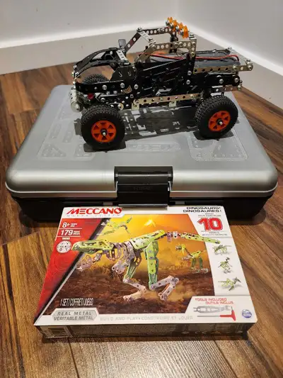 Meccano 4x4 Off-road truck + Dinosaurs 20$ pour les deux. 20$ for both. Disponible si l'annonce est...