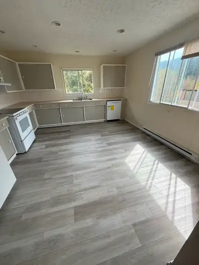 Available May 1st Looking for long term quiet tenants for upper portion of duplex. 3 bedrooms 1 bath...