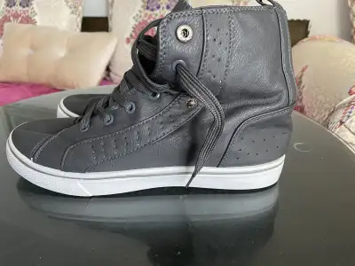 This item is AVAILABLE/DISPONIBLE NEW youth skechers size 7/8 for sale. Plz see my other ads for mor...