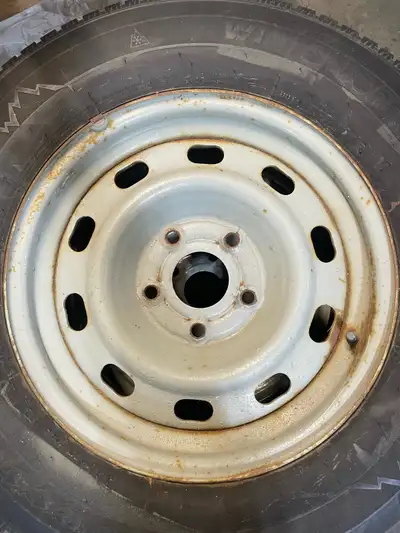 Les pneus sur la photo ne sont plus sur les rims.