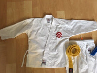 Martial Arts Suit,  youth size 00, yellow belt & nun chuks