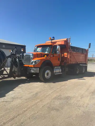 2013 intl plow truck with dump box and both front and side plows. Max force engine Automatic trans 1...