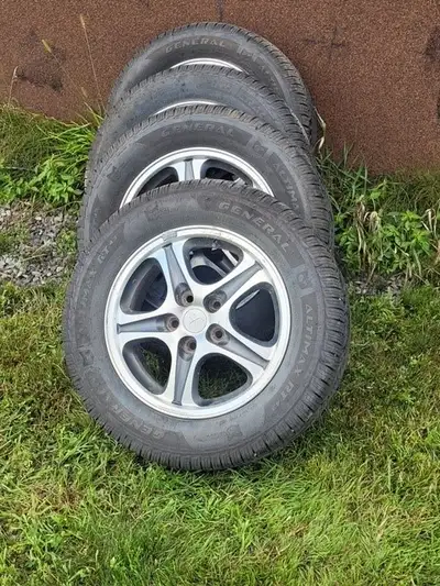 4 PNEUS GÉNÉRAL ALTIMAX RT 225/60 R16 AVEC 4MAGS PRESQUE NEUFS, 2 MOIS D'USURE.