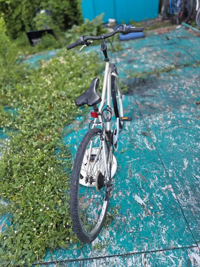 Vélo hybride "Trax". 24 pouces, 3x7 (21) vitesses.F in Cruiser, Commuter & Hybrid in Laval / North Shore - Image 3