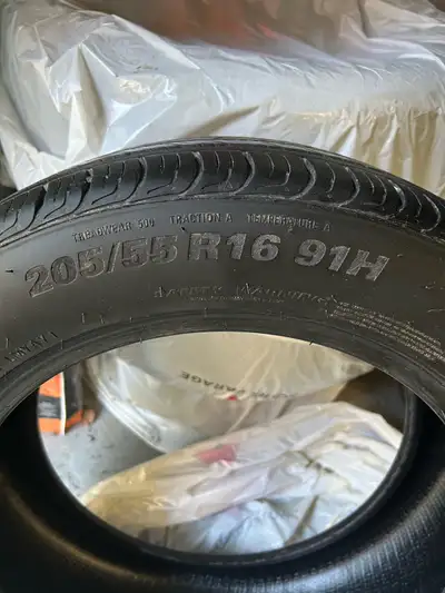 4 pneus excellent état. Ont roulé 3 années Stockés à l’intérieur en hiver Pas de jantes Usure : 6mm...
