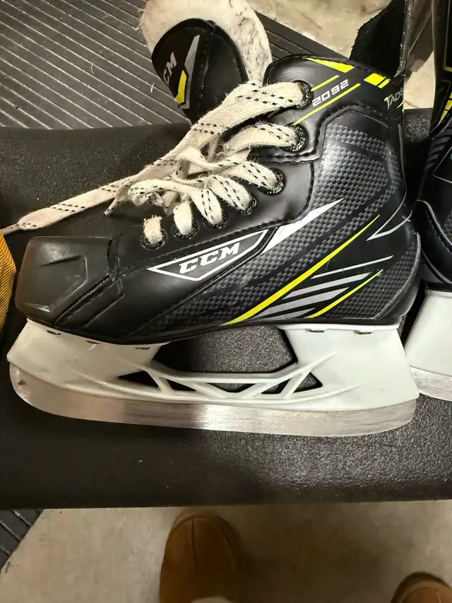 CCM Tacks 2092 skates youth size 12  in Skates & Blades in Kitchener / Waterloo - Image 5
