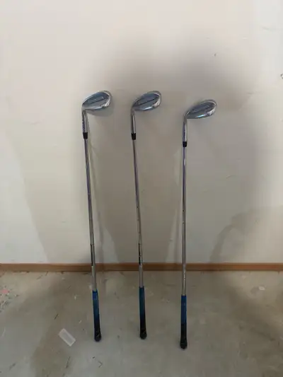 Three lefthanded +1 inch extended ping glide 3.0 wedges. 52° 12 bounce 56° 12 Bounce 60° 10 bounce $...