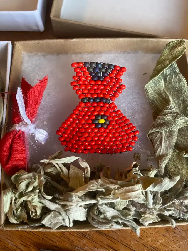 Bead work Indigenous handmade in Hobbies & Crafts in Strathcona County - Image 3
