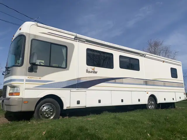 2001 fleetwood bounder in RVs & Motorhomes in Charlottetown - Image 4
