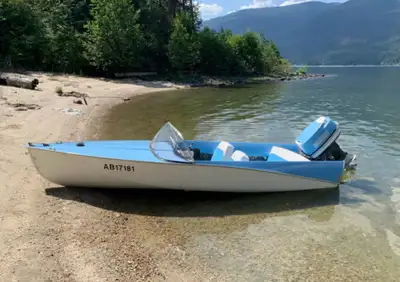 Super classy classic boat for sale ☀️ 15’ 1959 Jetstreak with a 25 HP Evinrude outboard motor. Great...