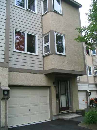 Comfortable townhouse for rent in Kanata. Two minutes to the 417 Bright, comfortable townhouse for r...