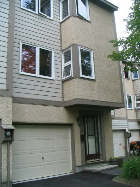 Comfortable townhouse for rent in Kanata. Two minutes to the 417 in Long Term Rentals in Ottawa - Image 2