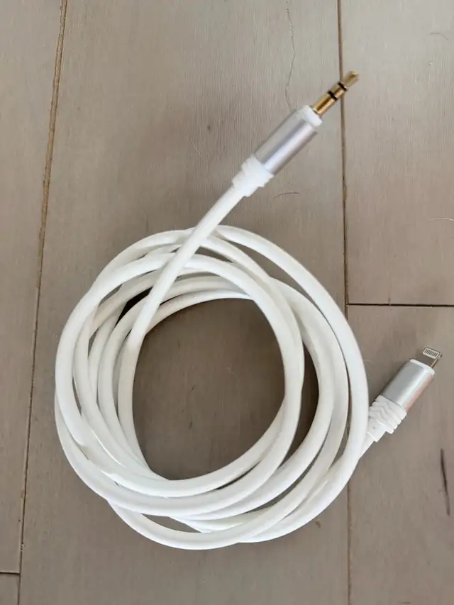 Omiqis Lightning to 3.5 mm Auxiliary Adapter Cable