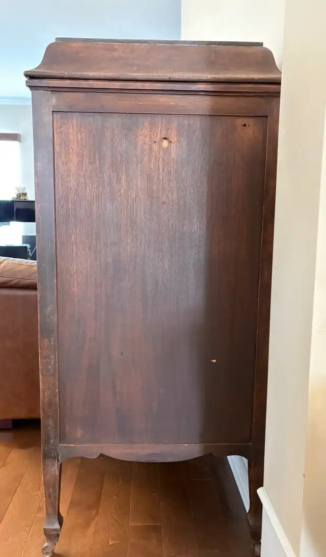 Antique wooden display cabinet in Hutches & Display Cabinets in Ottawa - Image 5