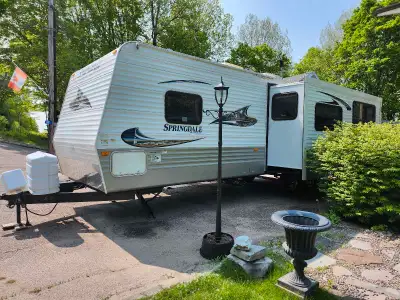 Well maintained 29 ft trailer the sleeps 6. Everything works as it should. Brandnew queen mattress i...