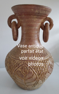 Vase antique terre cuite scuplté parfait état voir photos