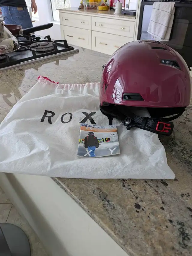 Roxy Ski / Snowboard Helmet in Ski in Kitchener / Waterloo - Image 2