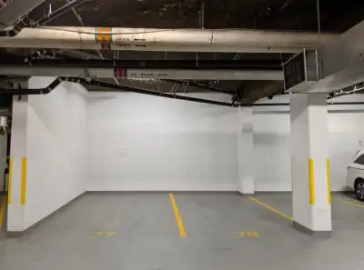 Downtown indoor parking spot for rent // Stationnement à louer