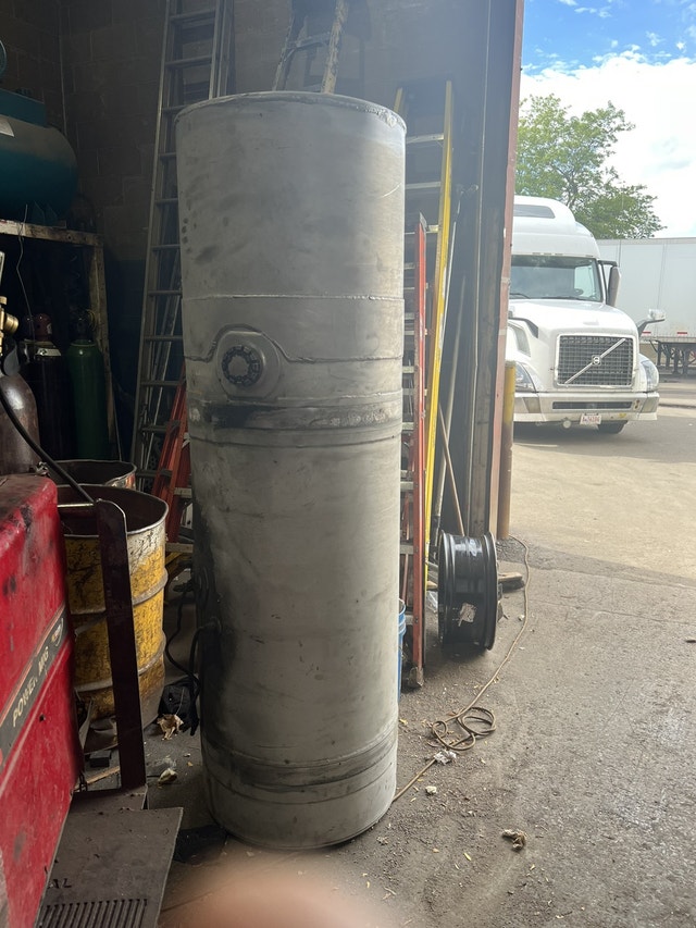 Kenworth T600 fuel tanks with 6 brackets Heavy Equipment Parts & Accessories Mississauga