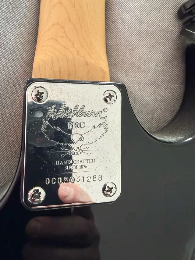 Washburn electric guitar with skull graphic finis in Guitars in City of Montréal - Image 6