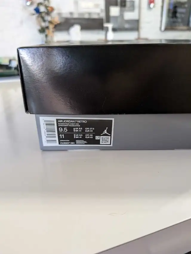 Superbe air Jordan 7 rétro comme neuf grandeur 9.5 in Men's in Québec City - Image 5