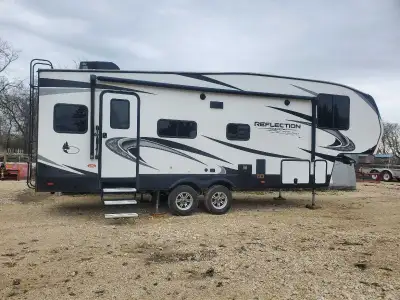 PRICE REDUCED!!!!! 2021 Grand Design Reflections 150 Model 260RD. This camper has very very little u...