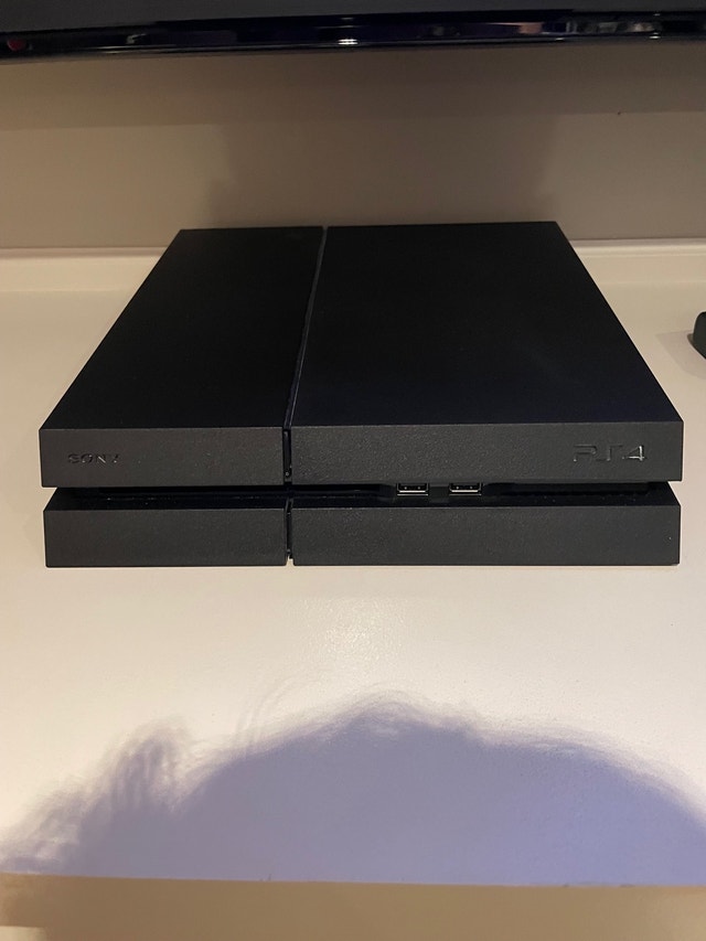 PS4 with 2 controllers and 7 games Sony Playstation 4 Oshawa