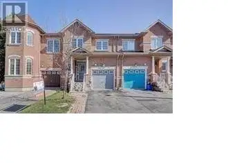 Don't miss out this gorgeous sun-filled spacious townhouse nests in high demanded Jefferson communit...